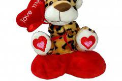 Плюшено тигърче гушнало сърце с надпис LOVE ME върху сърце