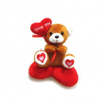 Плюшено мече върху сърце