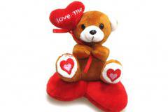 Плюшено мече върху сърце