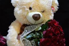 Букети – Букети за Свети Валентин – Плюшено мече с 25 червени рози за Св Валентин – Безплатна Доставка на Цветя Букети и Рози…