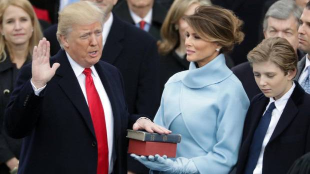 Доналд Тръмп се закле върху 2 библии като 45 президент