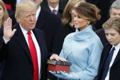 Доналд Тръмп се закле върху 2 библии като 45 президент