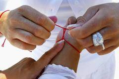 Всички го правите и е много грешно! Никога не слагайте червен конец на ръката, защото…