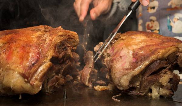 ПЪЛНЕНО АГНЕ С ДРЕБОЛИИ