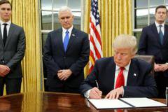 В първия си работен ден Тръмп уволни 80 посланици