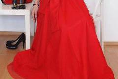 Дълга червена пола