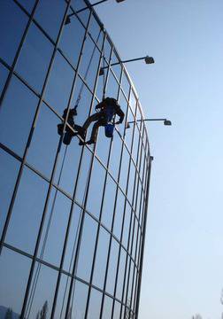 Миене на фасади. Професионално миене по алпийски способ.