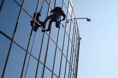 Миене на фасади. Професионално миене по алпийски способ.