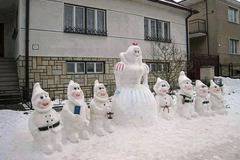 ЗАБАВНА СНЕЖНА СНИМКА НА СНЕЖАНКА И СЕДЕМТЕ ДЖУДЖЕТА