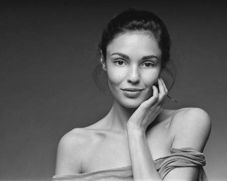 Красивата актриса Евелин Костова с дебют на театралната сцена