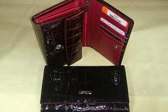 Функционално дамско кожено портмоне с капак с тик-так копче и много прегради в магазини Dawson