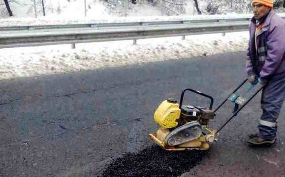 Кърпят със студена смес и дупките по републиканските пътища
