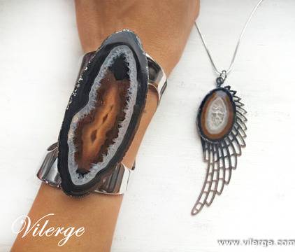 Модерна колекция бижута и винтидж гривни за секси жени с Любов