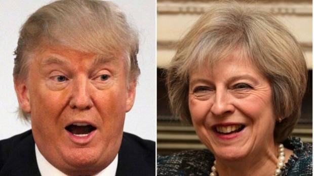 Тереза Мей носи на Тръмп гравирана чаша и сладко от сливи