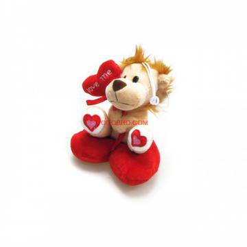 Плюшено лъвче гушнало сърце с надпис LOVE ME върху сърце