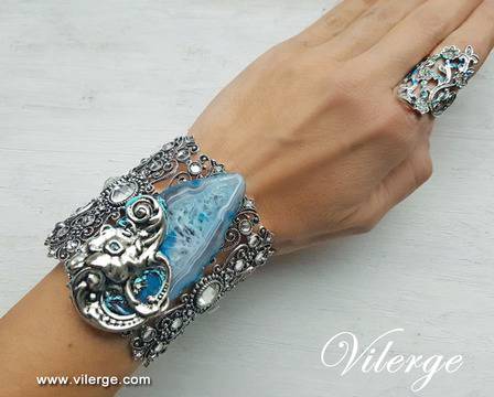 Стилни дамски подаръци за секси жени с бижута за 8 Март