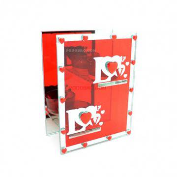 Свещник с надписи “LOVE”