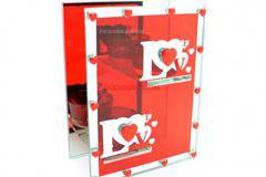 Свещник с надписи “LOVE”