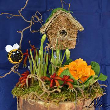 Аранжировки с цветя и саксийни растения – Аранжировки със саксийни растения – Аранжировка в пънче с къщичка и нарцис -…