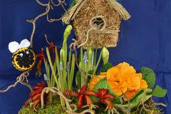 Аранжировки с цветя и саксийни растения – Аранжировки със саксийни растения – Аранжировка в пънче с къщичка и нарцис -…