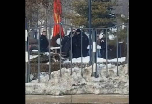 Полицаи ритат и блъскат млад мъж в центъра на София! (ВИДЕО 18+)