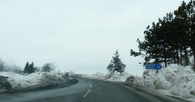 КОРДОНИ ОТ СНЯГ ПО ПЪТЯ ВАРНА-ДОБРИЧ ДНЕС РАЗЛИЧНИТЕ НОВИНИ-НОВИНИТЕ САМО В СНИМКИ-БЕЗ ПОЛИТИКА