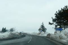 КОРДОНИ ОТ СНЯГ ПО ПЪТЯ ВАРНА-ДОБРИЧ ДНЕС РАЗЛИЧНИТЕ НОВИНИ-НОВИНИТЕ САМО В СНИМКИ-БЕЗ ПОЛИТИКА