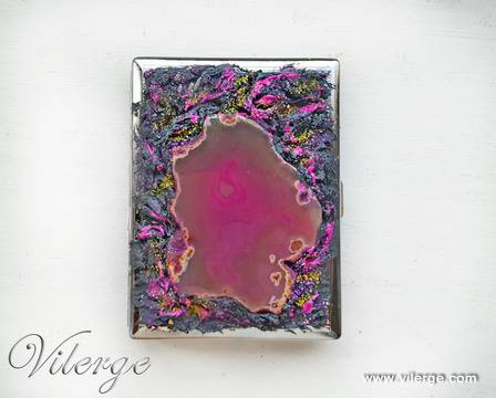 Елегантни дамски табакери за стилни жени с цигара