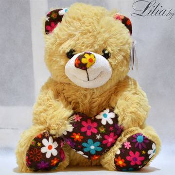 Подаръци, табакери и сувенири – Плюшени играчки – Малко плюшено мече със шарено сърце 22см – Доставка на Цветя за Свети…