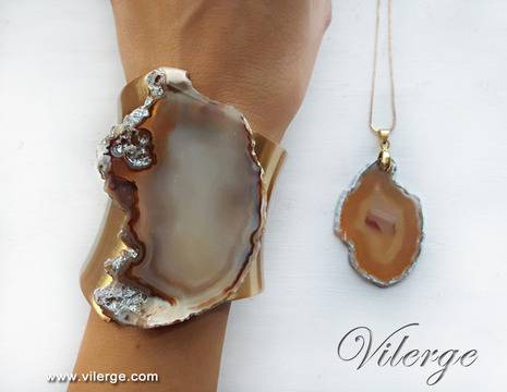 Изискани и красиви подаръци с елегантни бижута за 8 Март