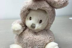 Подаръци, табакери и сувенири – Плюшени играчки – Малко плюшено мече-маскирано като зайче 15см – Доставка на Цветя и Букети…