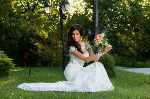 Сватбени тенденции „Пролет 2017“ – минималистични, феерични и женствени булчински рокли