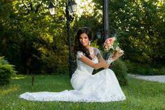 Сватбени тенденции „Пролет 2017“ – минималистични, феерични и женствени булчински рокли