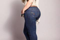 Какви дънки показно да носят по-едри дами? Видове дънки за едри жени