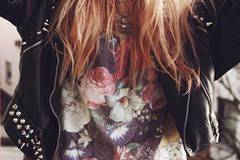 Цветя и кожа, посрещнете пролетта и лято интересно и забавно, как да комбинираме дрехи с принт на цветя с кожа