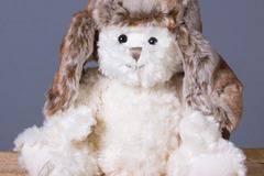 Подаръци, табакери и сувенири – Плюшени играчки – Валдемар-Плюшено мече със шапка 35см – Доставка на Цветя и Букети за Свети…