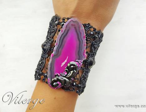 Елегантни бижута и модерни гривни от стилна колекция за Пролет