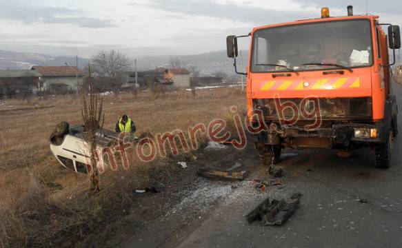 „Опел Корса“ изхвърча от пътя и се обърна по таван след удар в боклукчийски камион край Благоевград