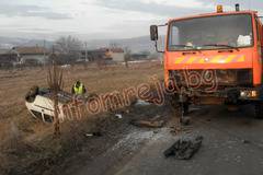 „Опел Корса“ изхвърча от пътя и се обърна по таван след удар в боклукчийски камион край Благоевград