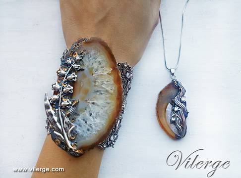 В месеца на жените и празник 8 март подари красиви бижута