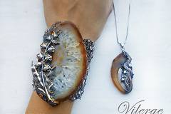 В месеца на жените и празник 8 март подари красиви бижута