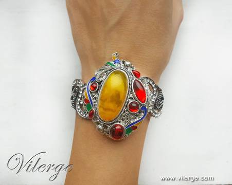 Елегантни винтидж гривни с Кехлибар за стилни абитуриентки