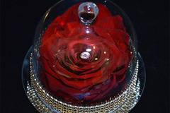 Голяма червена вечна роза в стъкленица