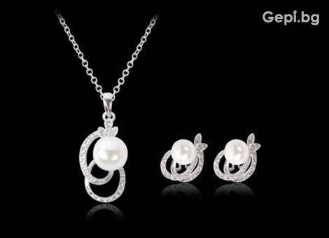 Дамско колие в комплект с обеци с перли и кристали цирконии!