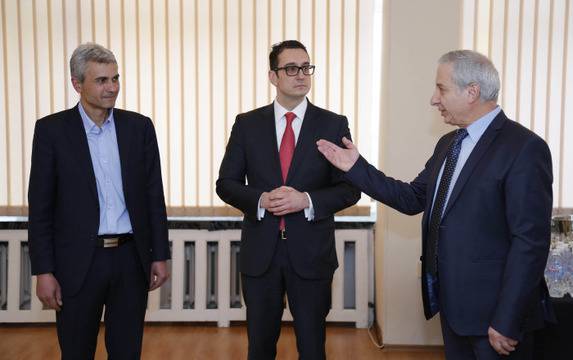 Премиерът Огнян Герджиков уважи изложба на благоевградския художник Светлин Абаджиев