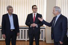 Премиерът Огнян Герджиков уважи изложба на благоевградския художник Светлин Абаджиев