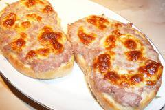 Бързи закуска с принцеси от кайма и кашкавал