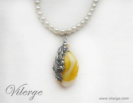 Винтидж колиета и бижута с Кехлибар за празник на жената 8 Март