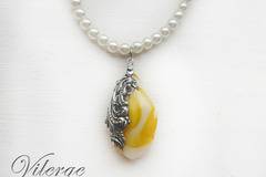 Винтидж колиета и бижута с Кехлибар за празник на жената 8 Март