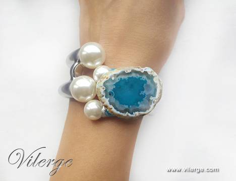 8 март с елегантни винтидж гривни за деня на жената